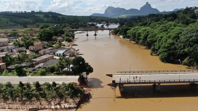 Bahia agoniza com o maior acúmulo de chuvas no mês em 32 anos; a cidade de Itamaraju foi onde mais choveu no Brasil